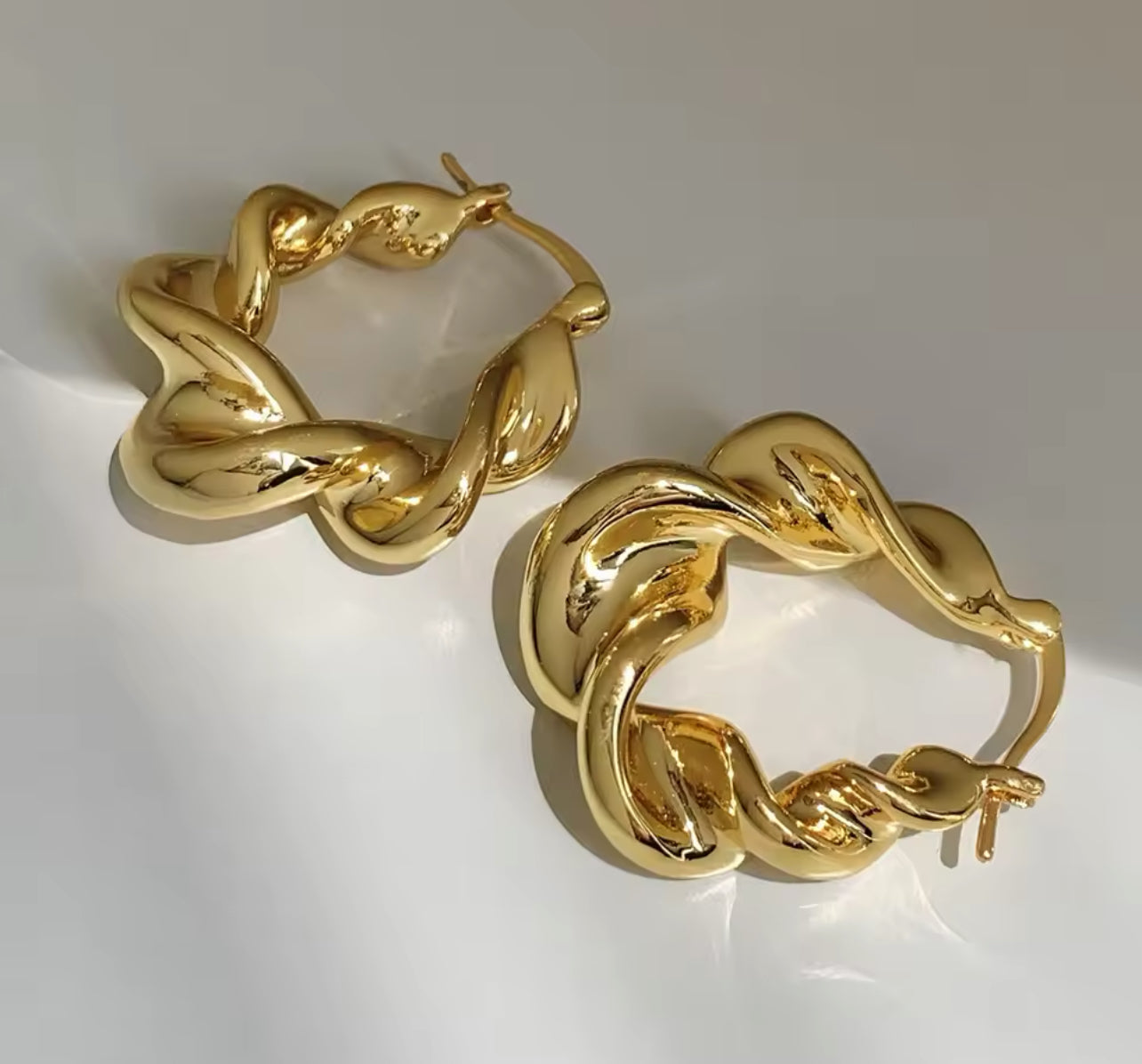Large Geometric Twisted Hoops