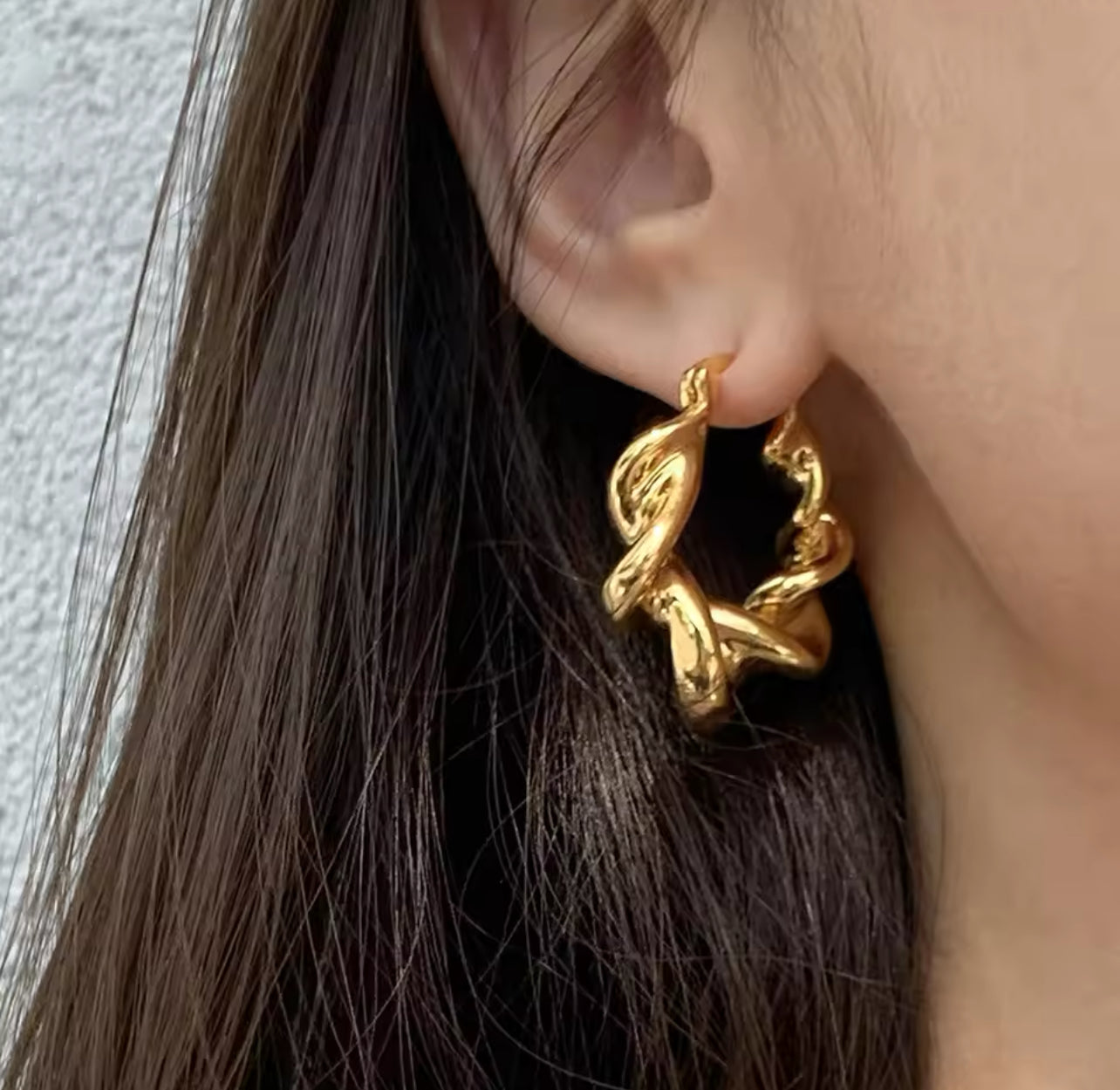 Large Geometric Twisted Hoops