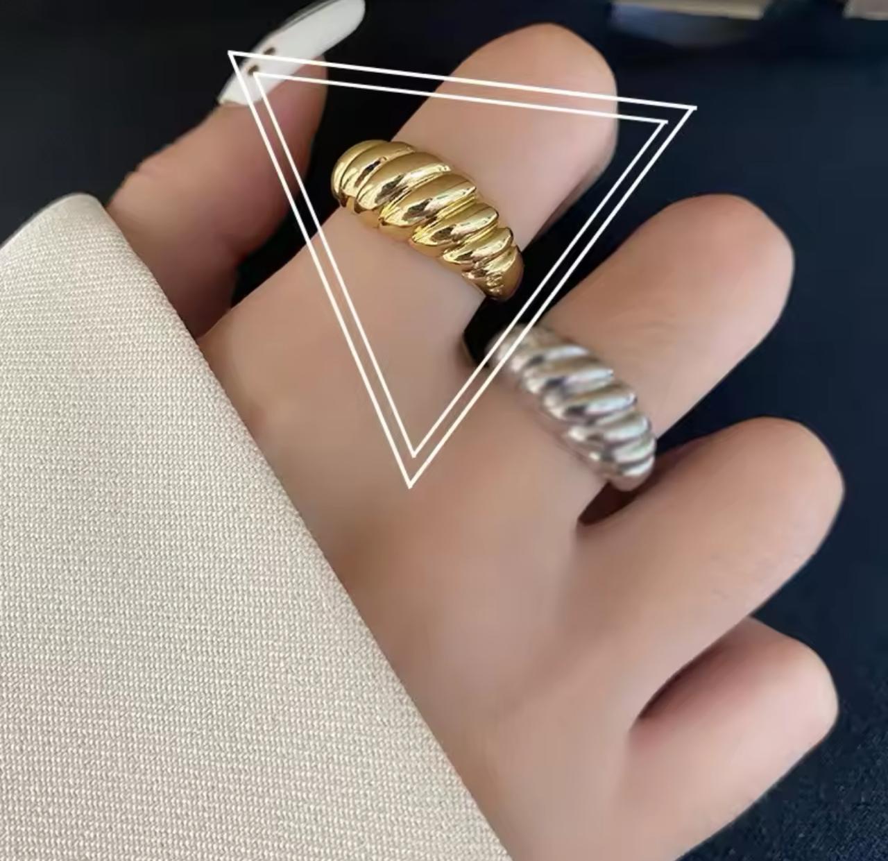 Luxe Twist Gold Band - Adjustable