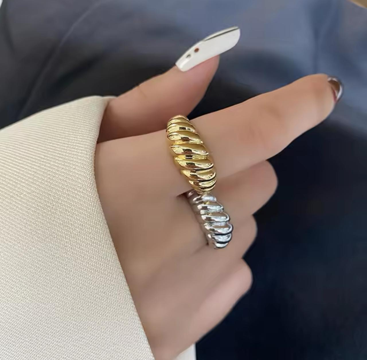 Luxe Twist Gold Band - Adjustable